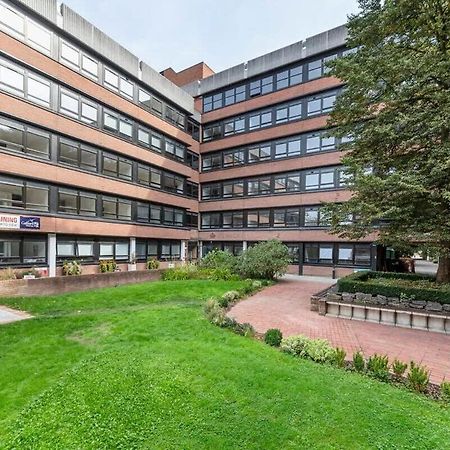 Bright Contemporary Studio In Ист-Гринстед Экстерьер фото