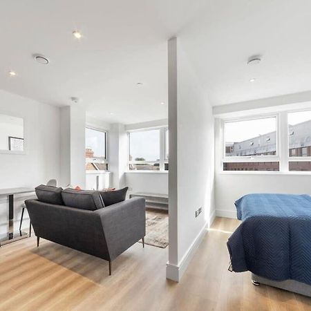 Bright Contemporary Studio In Ист-Гринстед Экстерьер фото