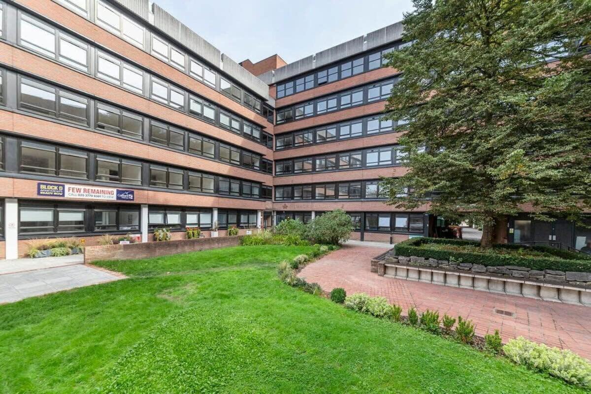 Bright Contemporary Studio In Ист-Гринстед Экстерьер фото
