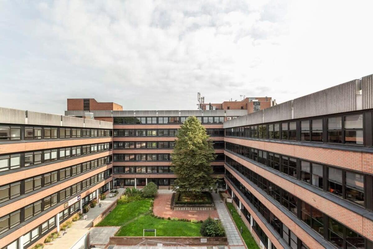 Bright Contemporary Studio In Ист-Гринстед Экстерьер фото