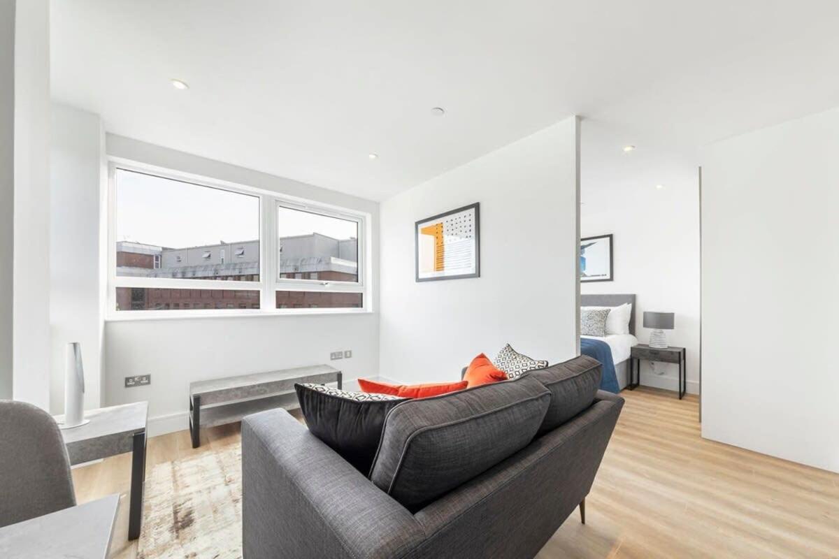Bright Contemporary Studio In Ист-Гринстед Экстерьер фото