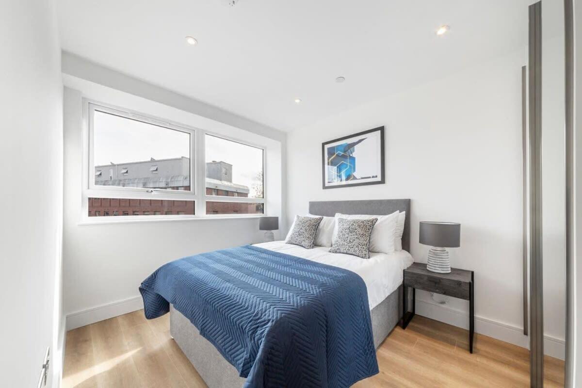 Bright Contemporary Studio In Ист-Гринстед Экстерьер фото