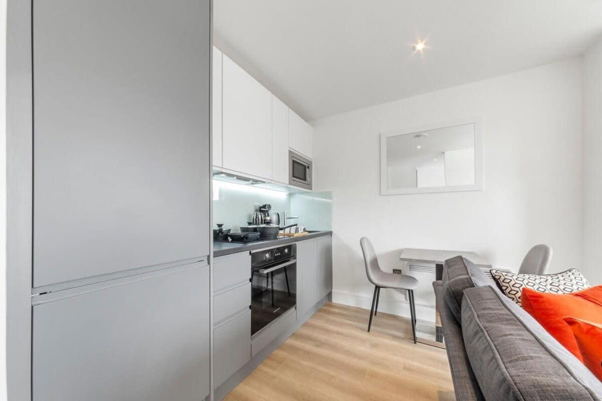 Bright Contemporary Studio In Ист-Гринстед Экстерьер фото