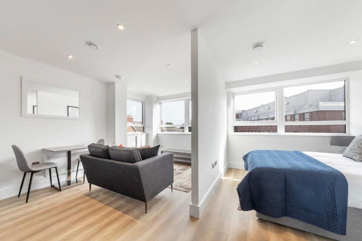 Bright Contemporary Studio In Ист-Гринстед Экстерьер фото